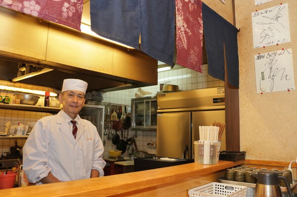 きん安の店内で出迎える上田さん。季節の京野菜を使ったメニューが評判で、観光客も多く訪れる