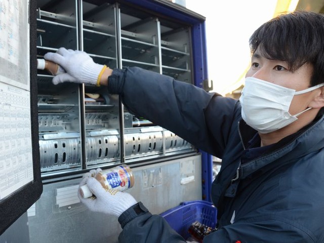 自販機大国ニッポン 無人の扉の中には汗と工夫が隠れている：朝日新聞 