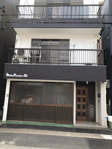 ３階建ての家。１階で保護猫の譲渡会が開催されることも