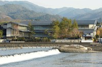 桂川のほとりに建てられた福田美術館（京都市右京区）