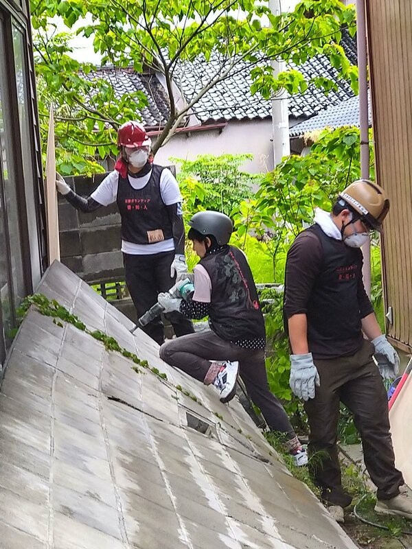 能登半島地震で倒れたブロック塀を解体するメンバーら（石川県珠洲市）＝チーム綾部提供