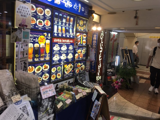 ルミネエスト新宿地下1Fのベルク店先。「情報量多すぎ！」との声にも「一度に処理しようとせず何度もいらっしゃるうちに全体像をつかんで」と井野さん（井野朋也さんTwitterより）