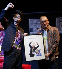 福本伸行氏（右）にイラスト色紙を贈られ喜ぶ粗品＝都内