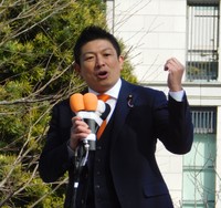 演説する参政党・神谷宗幣代表＝東京駅前