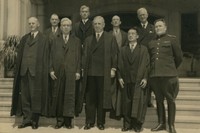 極東国際軍事裁判（東京裁判）の9人の裁判官。前列右からソ連・ザリヤノフ、中国・梅汝璈（ゴウ）、豪州・ウエッブ、米・ヒギンス、英・パトリック、後列右からニュージーランド・ノースクロフト、フランス・ベルナール、オランダ・ローリング、カナダ・マクドゴール