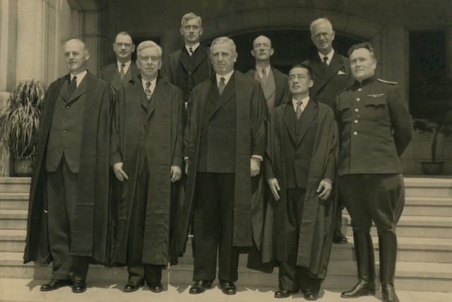 極東国際軍事裁判（東京裁判）の9人の裁判官。前列右からソ連・ザリヤノフ、中国・梅汝璈（ゴウ）、豪州・ウエッブ、米・ヒギンス、英・パトリック、後列右からニュージーランド・ノースクロフト、フランス・ベルナール、オランダ・ローリング、カナダ・マクドゴール