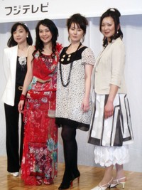 金子さやか（左から２番目）と川上麻衣子、遠野凪子さん、大沢逸美（左から）=2007年