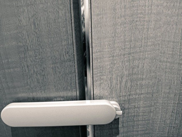 子どもにトイレを覗かれている様子　/セルゥゥゥゥァァァァァさん（@cellbururu）提供