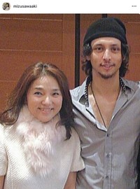 水沢アキさん（左）と息子で俳優のジュリアン・スィーヒさん（水沢アキさんのインスタグラムから）