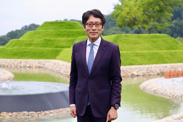 自身が手がけた前方後円墳墓の前に立つ竹田恒泰氏