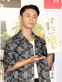 ＬＡでのポジティブ生活を語った與真司郎＝2022年