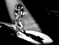 ステージに立つエース・フレーリー（1977年）©ＴＮＳ　ｖｉａ　ＺＵＭＡ　Ｗｉｒｅ／共同通信イメージズ