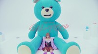 巨大なテディベアが登場する意味深MV（avex提供）