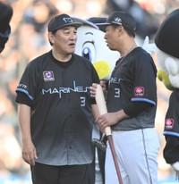 ロッテ・角中勝也(右)と言葉を交わすピエール瀧＝ZOZOマリンスタジアム