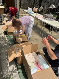 仕分け後はダンボールに入れて保護団体へ届ける（前田さん提供）