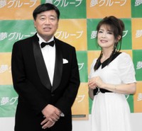 石田重廣社長（左）と保科有里＝2025年