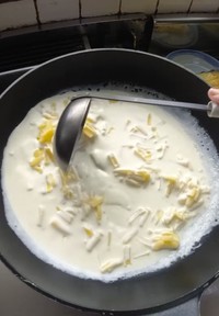 とろとろキャベツのチーズソースの調理風景/ハクライドウさん（@hakuraidou）提供