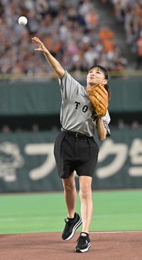 ファーストピッチを務める望月理恵＝東京ドーム