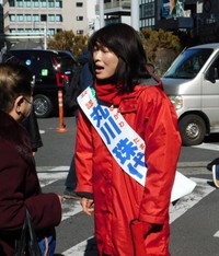 有権者の話を聞く丸川珠代氏＝東京・恵比寿駅前