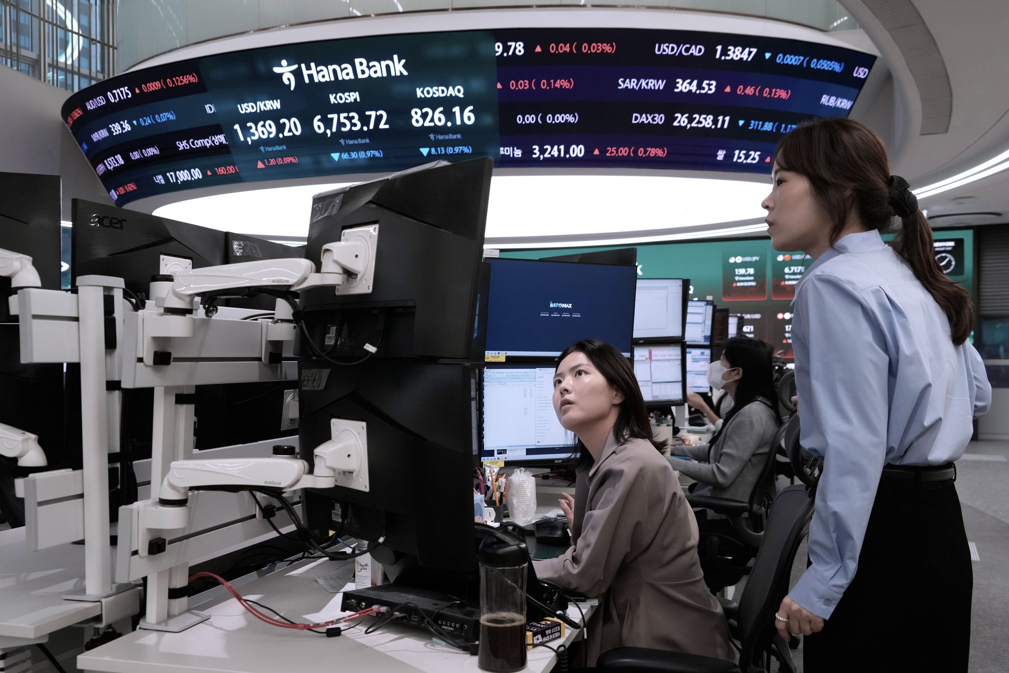 Wall Street under pressure from oil prices, bond yields