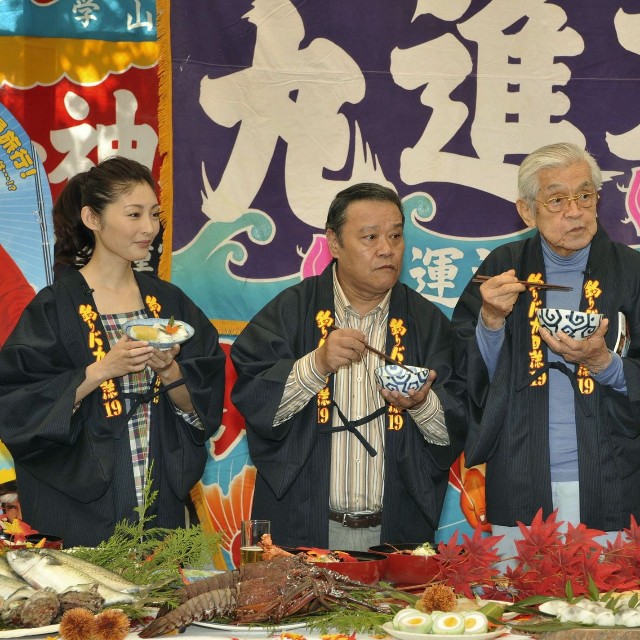 映画「釣りバカ日誌　19」で共演した（左から）常盤貴子、西田敏行さん、三國連太郎さんと、作品の舞台となった故郷・大分の料理に舌鼓を打つ竹内力（右）＝都内（2008年撮影）
