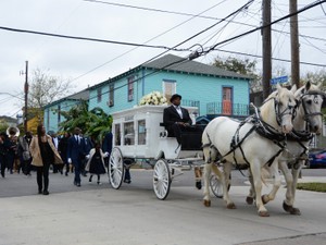 「土葬の国」は今は昔？ アメリカ・ジャズ発祥の地で、タブーだった火葬が増えたわけ