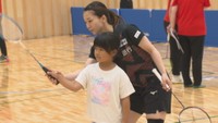 ラケットの握り方などを教える松友美佐紀選手 あなぶきアリーナ香川(高松市サンポート)