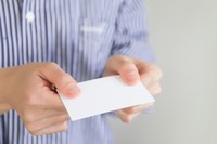 名刺交換をして判明した衝撃の肩書とは？（photoACより「webbiz」さん撮影、イメージ画像）