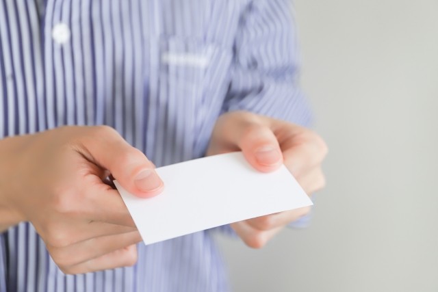 名刺交換をして判明した衝撃の肩書とは？（photoACより「webbiz」さん撮影、イメージ画像）