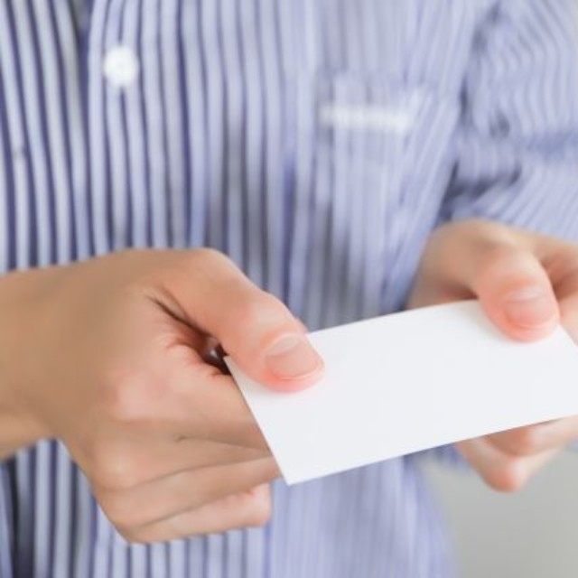 名刺交換をして判明した衝撃の肩書とは？（photoACより「webbiz」さん撮影、イメージ画像）