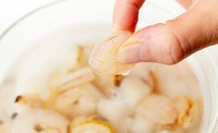 指でつまみ解凍できたか確かめる（出典：ニチレイフーズ「食」ライフハックメディア「ほほえみごはん」）