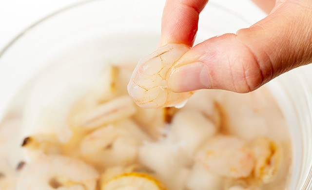 指でつまみ解凍できたか確かめる（出典：ニチレイフーズ「食」ライフハックメディア「ほほえみごはん」）