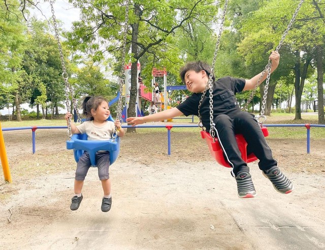 ゆあちゃんはお兄ちゃんとのブランコが大好き！（提供：__mizuki616さん）