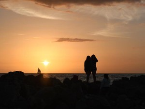 笑顔と無愛想の「優等生」2人。花の大学生が夜にばらまいた、暗い話