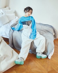 伊藤美来カレンダー 2024.04-2025.03（cute ver.）掲載カット＝撮影・熊木優（io）