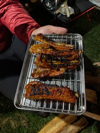 特製ソースで味付けして自宅から運んできたこだわりのリブ