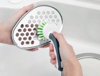 そうじがやや面倒なおろしがねもブラシを使えば、スッキリと綺麗に！