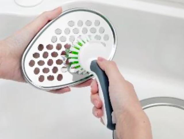 そうじがやや面倒なおろしがねもブラシを使えば、スッキリと綺麗に！