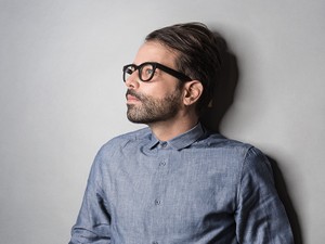 顔を隠す作品作り続けるアーティスト、見る人に感じて欲しい「もやもや」