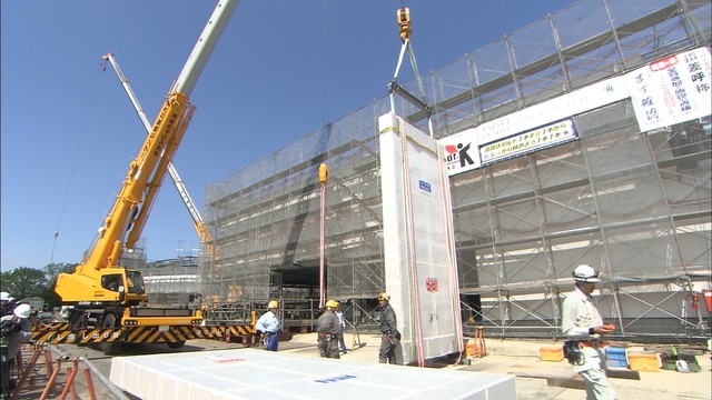 四国水族館に水槽用の巨大パネルが搬入　1枚の重さは8.2トン超　香川・宇多津町　