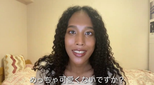 カーリーヘアの仕上がりに大満足のアリシアさん／投稿主さん提供