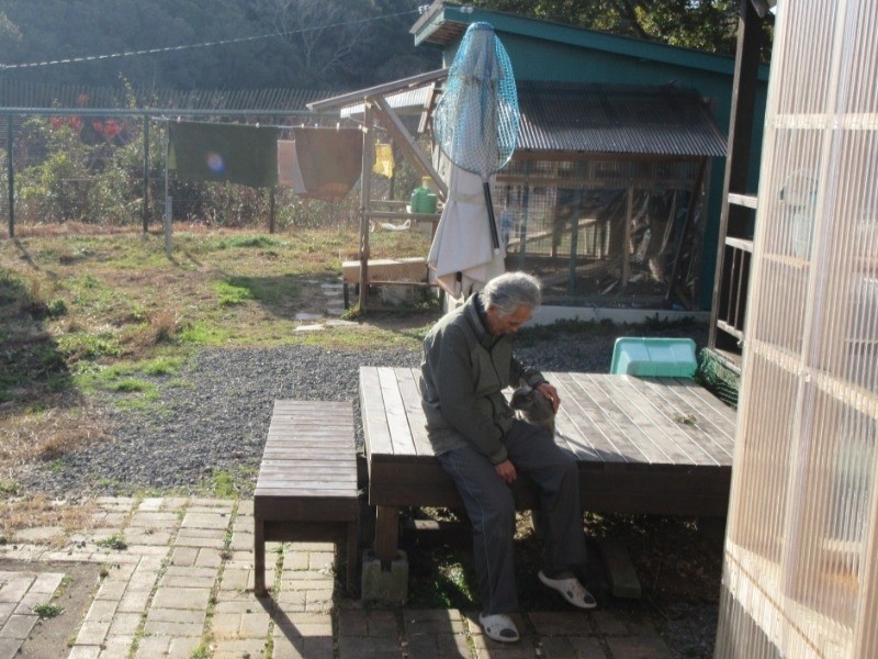 コミックにも登場する動物保護施設の代表・愛さんと猫　（塩田さん提供）