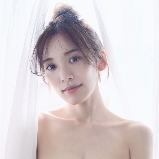 「ENTAME 36℃ vol.05」（徳間書店）に登場した都丸紗也華のセブンネット限定ポストカード