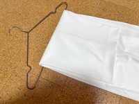 最後に下の裾をハンガーに通したら完成