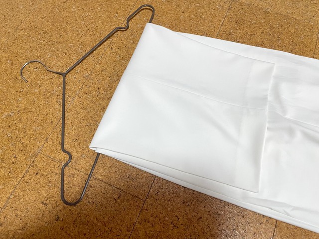 最後に下の裾をハンガーに通したら完成