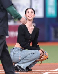 セレモニアルピッチでキャッチャーを務め笑顔を見せる青野楓