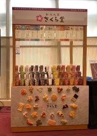 新歌舞伎座のロビーにオープンした「さくら堂」のポップアップショップ