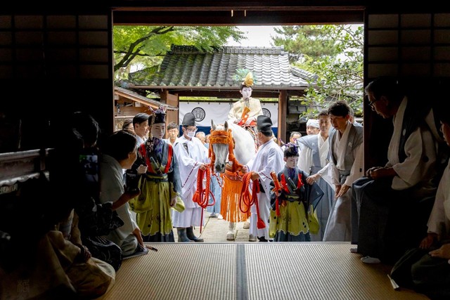 長刀鉾稚児社参のあと、中村楼に立ち寄る長刀鉾のお稚児さん（２０２４年）（提供：中村楼）