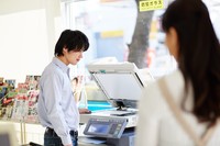 100円を渡したのは「本来は相手がしなくても良いコピーを私がさせてしまったという感謝の思い」と投稿者のみくさん　※画像はイメージです（作成者 one/stock.adobe.com）