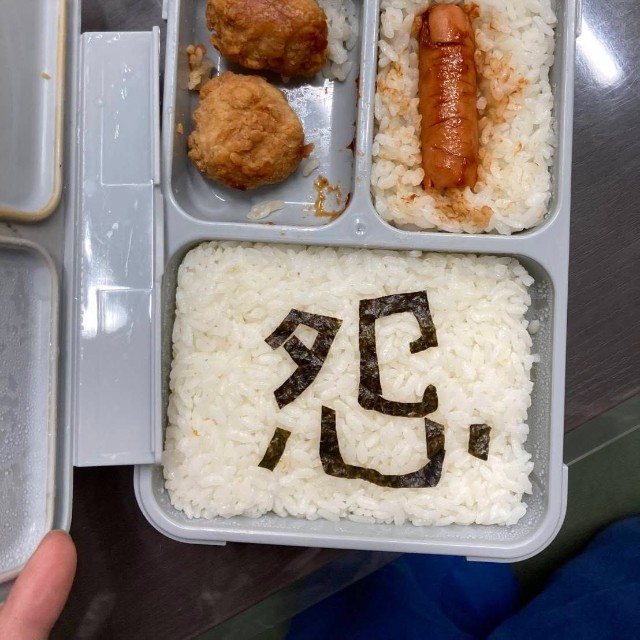 ケンカ翌日のお弁当。ウインナーがおどろおどろしい（MさんThreadsより）